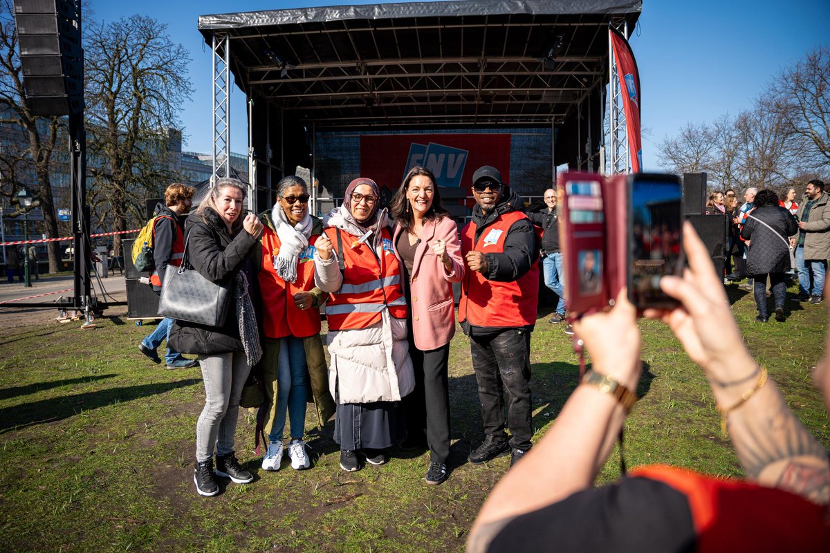 SandraBeckerman's tweet photo. Wat verdient een schoonmaker bij het Rijk?
Of een gevangenismedewerker?

Politici hebben geen idee en zetten Rijksambtenaren op de 0-lijn.
Terwijl de kosten stijgen 

Politici tot 18% erbij en niks voor de werkers van de Rijksoverheid? Asociaal beleid. 

Stop de 0-lijn #staking https://t.co/y1hJP1L1rc