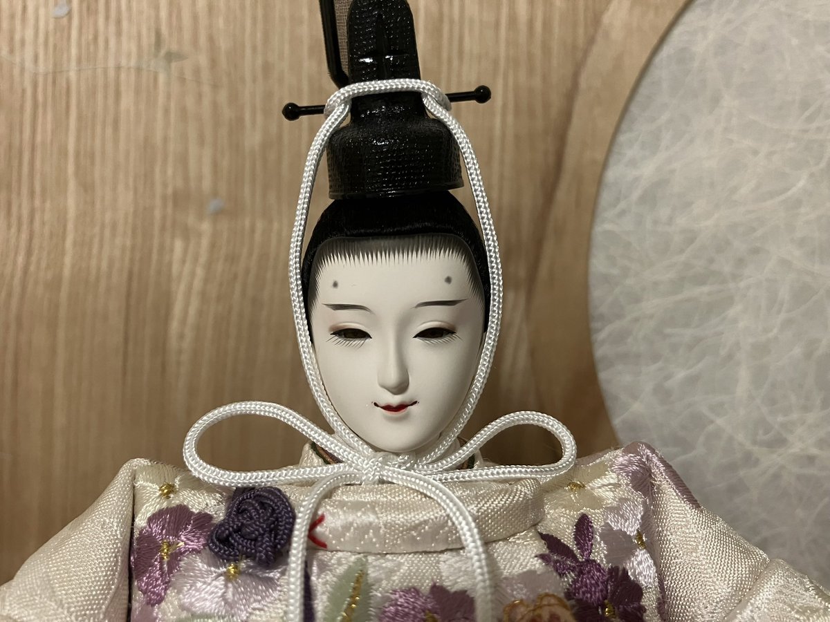 risadayo0602's tweet photo. 今日はひな祭りでしたね🌸
我が家にお迎えしたひな人形はうっとりするくらいに美男美女です☺️✨

このひな人形の職人さんは十二単を一枚ずつ着させているらしく、本当に細部までこだわり抜かれていてとても美しい🥹
娘の幸せを願ってこれからも大切に飾ります🍀 https://t.co/yIDsLarROG