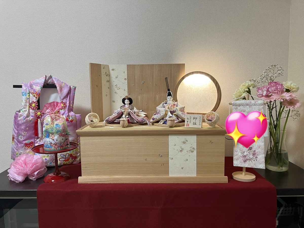 risadayo0602's tweet photo. 今日はひな祭りでしたね🌸
我が家にお迎えしたひな人形はうっとりするくらいに美男美女です☺️✨

このひな人形の職人さんは十二単を一枚ずつ着させているらしく、本当に細部までこだわり抜かれていてとても美しい🥹
娘の幸せを願ってこれからも大切に飾ります🍀 https://t.co/yIDsLarROG