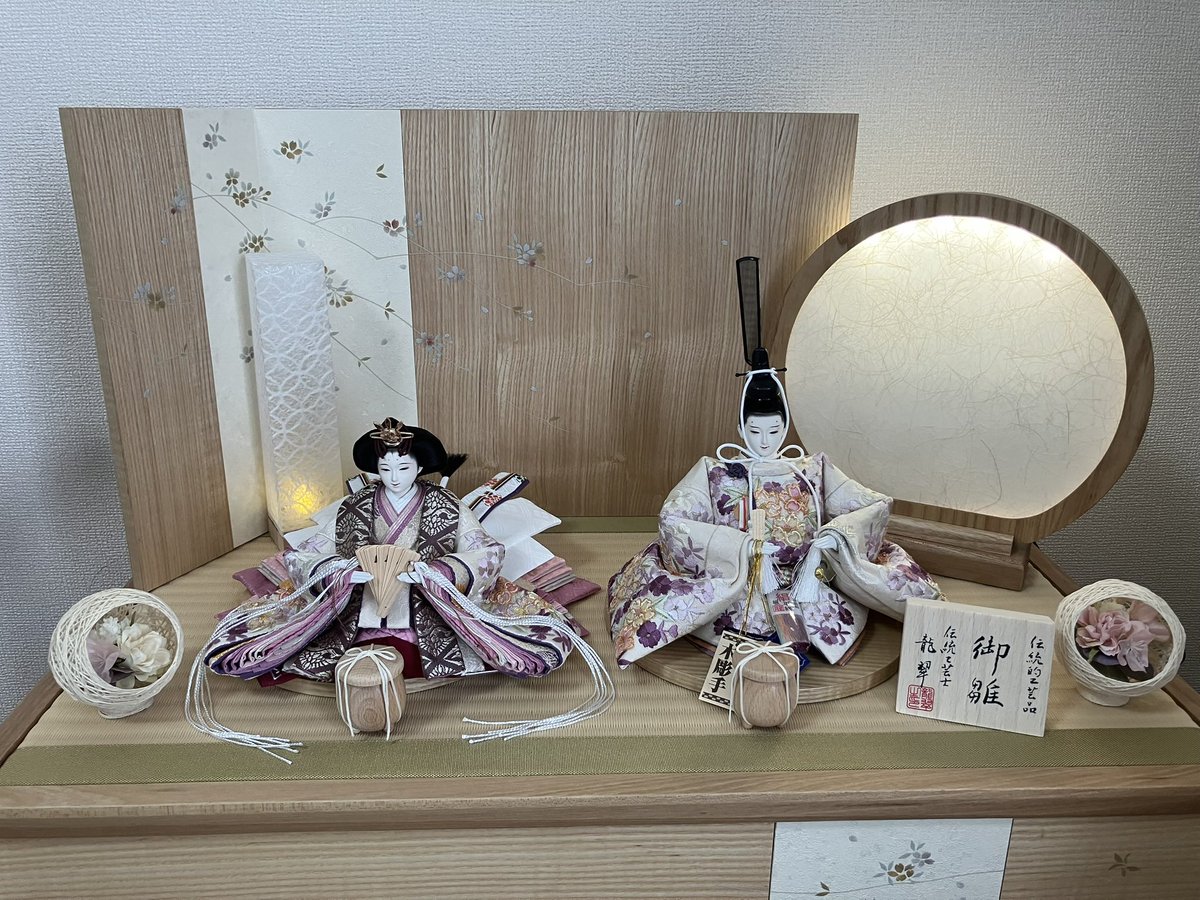 risadayo0602's tweet photo. 今日はひな祭りでしたね🌸
我が家にお迎えしたひな人形はうっとりするくらいに美男美女です☺️✨

このひな人形の職人さんは十二単を一枚ずつ着させているらしく、本当に細部までこだわり抜かれていてとても美しい🥹
娘の幸せを願ってこれからも大切に飾ります🍀 https://t.co/yIDsLarROG