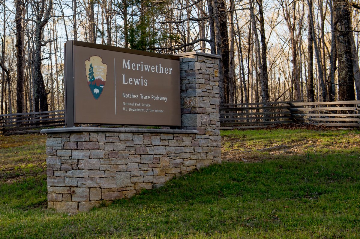 TheNatchezTrace's tweet photo. #TrailTuesday: Meriwether Lewis Loop Trail 🌲
Located at the Meriwether Lewis National Monument along the Natchez Trace Parkway, this scenic ~4.5-mile loop winds through hardwood forest, across creeks, and rolling Tennessee hills. 🥾🌿

#natcheztraceparkway #findyourpark https://t.co/12hDT0zbf8