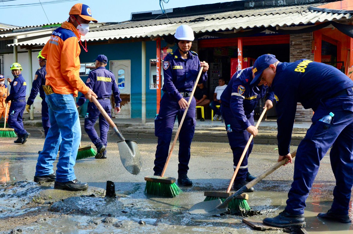 Avanza la limpieza de calles en Montería

El Sistema Nacional de Gestión del Riesgo de Desastres avanza con carrotanques de la UNGRD, personal de la <a href="/DefensaCivilCo/">DefensaCivilColombia</a> y <a href="/DNBomberosCol/">Dirección Nacional de Bomberos de Colombia</a> en la remoción de lodo, basura y escombros en las zonas afectadas por las inundaciones.

El
