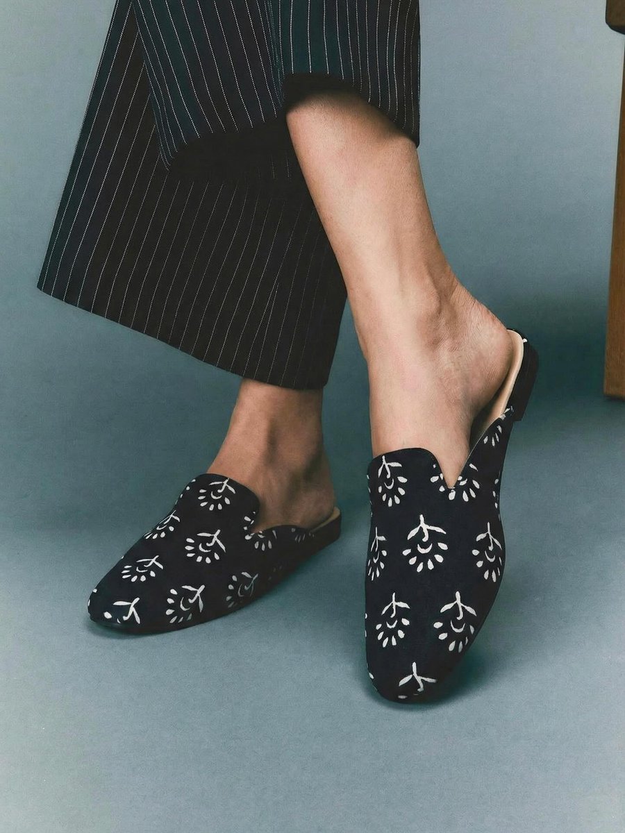 SinghvisInc's tweet image. You don’t need to try too hard, just slip into our Tuscany Mules 🖤

#singhvis #blockprint #footwear