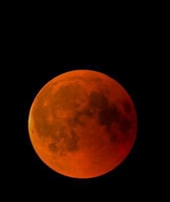 y_tttop's tweet photo. the lunar eclipse looks like him btw https://t.co/IK4NxJ7UZD