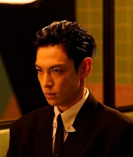 y_tttop's tweet photo. the lunar eclipse looks like him btw https://t.co/IK4NxJ7UZD