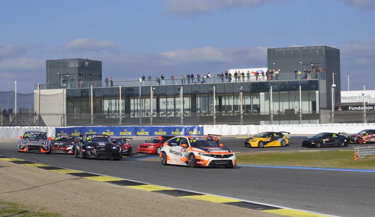 Motor_Esport's tweet photo. 🟡 Tret de sortida del TCR Spain 2026 al Jarama amb victòries per Andersson i Zabala   

➡️ Aquest cap de setmana s'ha donat el tret de sortida de la temporada 2026 del TCR Spain al clàssic Circuit del Jarama, a la Comunitat de Madrid.

✍️ @aridxon

🔗 https://t.co/7KhTIDmn2f https://t.co/X2dfZrhUQv