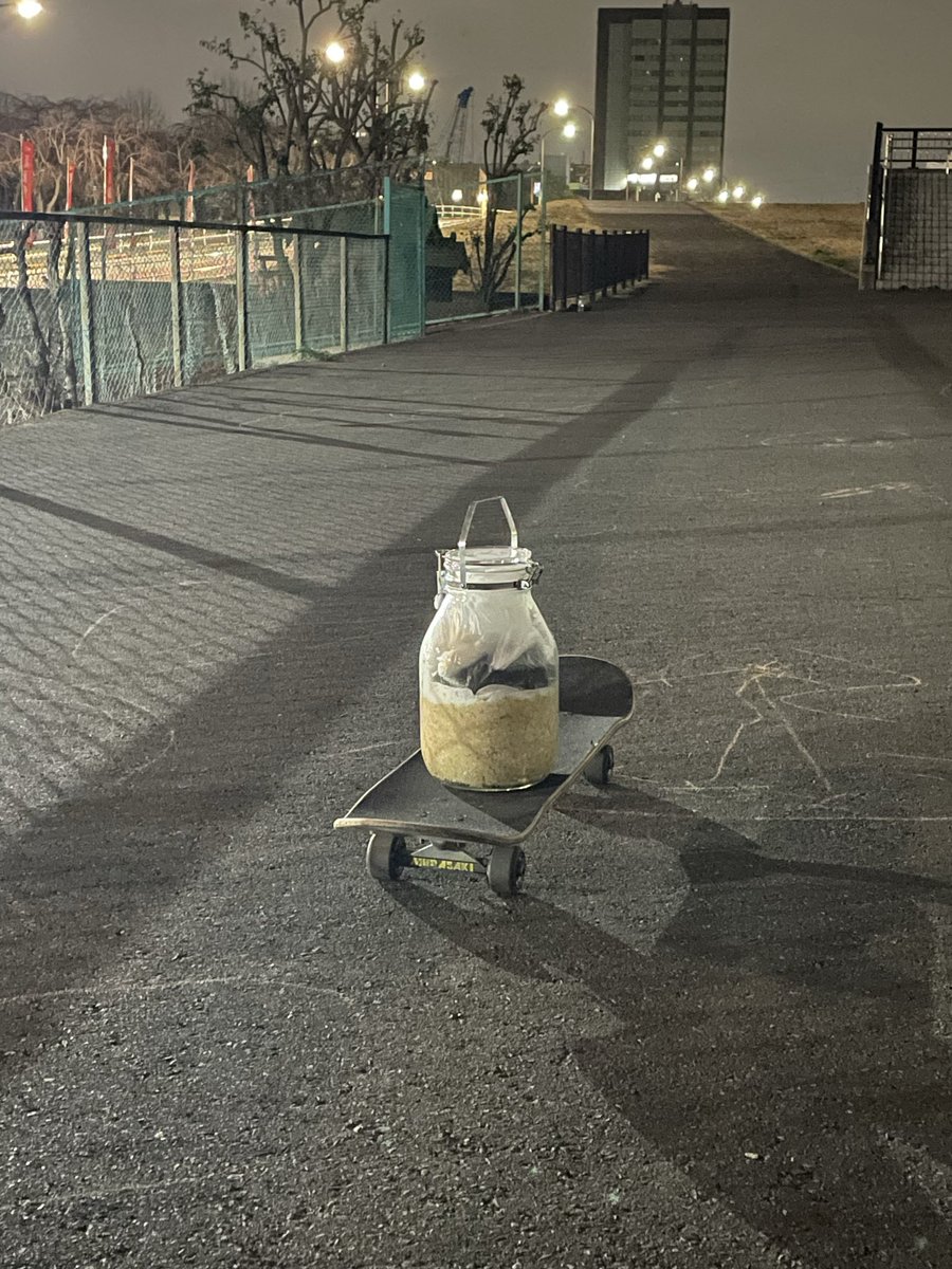 iroha1221's tweet photo. 手づくりの味噌がスケボーしている写真 https://t.co/tABUlqxRGh