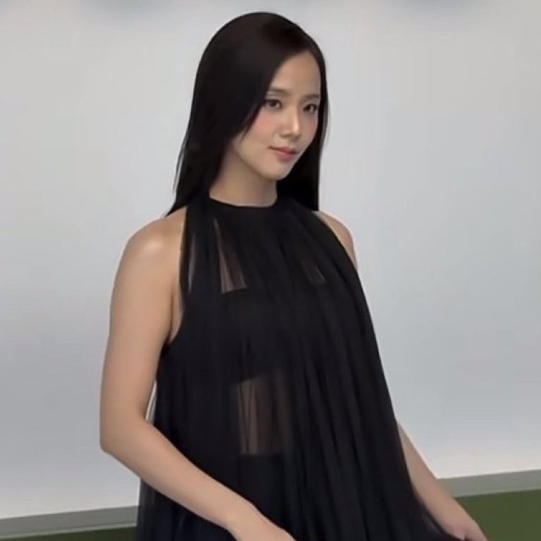 blinks si ven esto, no deslicen hasta comentar y dar RT en apoyo a la participación de JISOO en el PFW

JISOO FOR DIOR AW26 #DiorAW26xJISOO