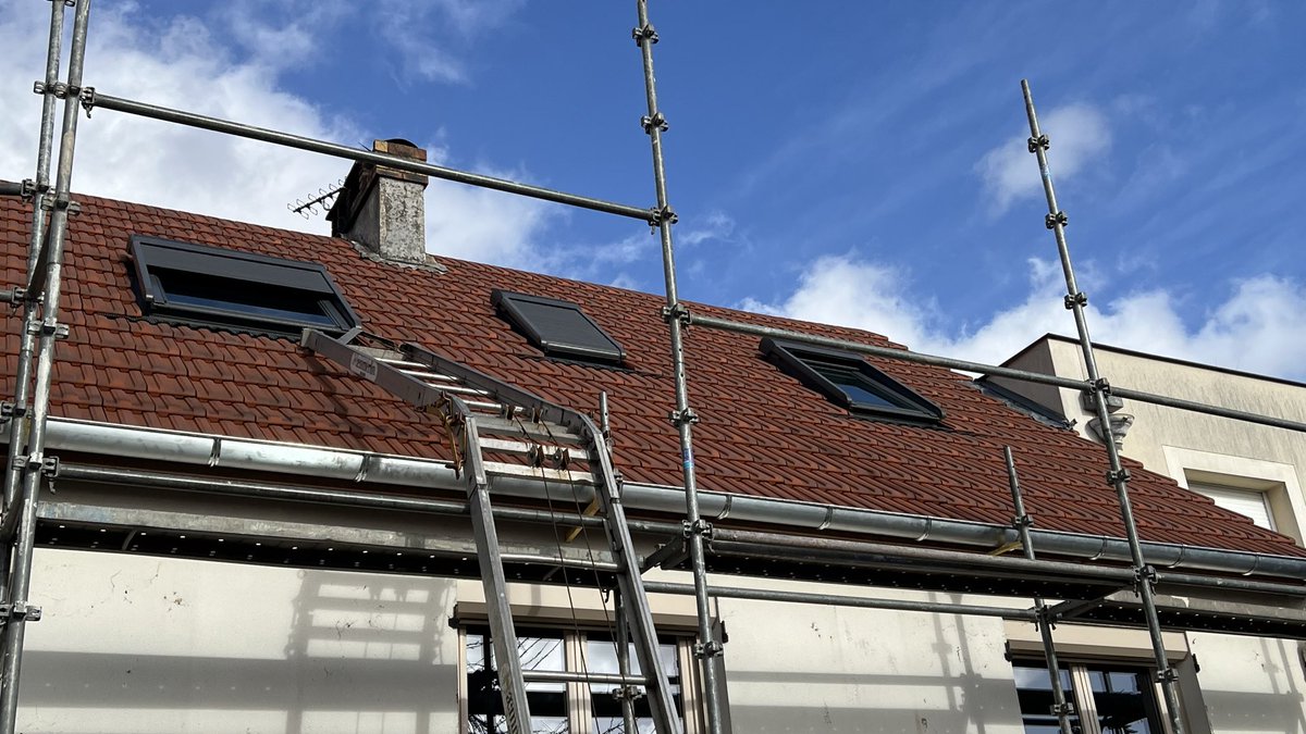 EntrepriseLIROY's tweet image. Travaux de toiture en cours à Morsang-sur-Orge 🏠

Vous avez une fuite ou des tuiles abîmées ?
Intervention rapide en Essonne (91).
Devis gratuit.

#Toiture #ReparationToiture #Essonne

⸻