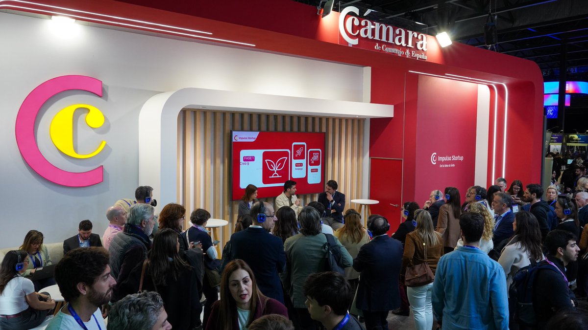 camarascomercio's tweet photo. Segunda jornada en @4YFN_MWC dentro del #MWC26, en la que hemos recibido la visita del presidente de Cámara de España, José Luis Bonet y de la directora general, Inmaculada Riera, además, de los miembros de las Cámaras Territoriales. https://t.co/PDKc9ids4V