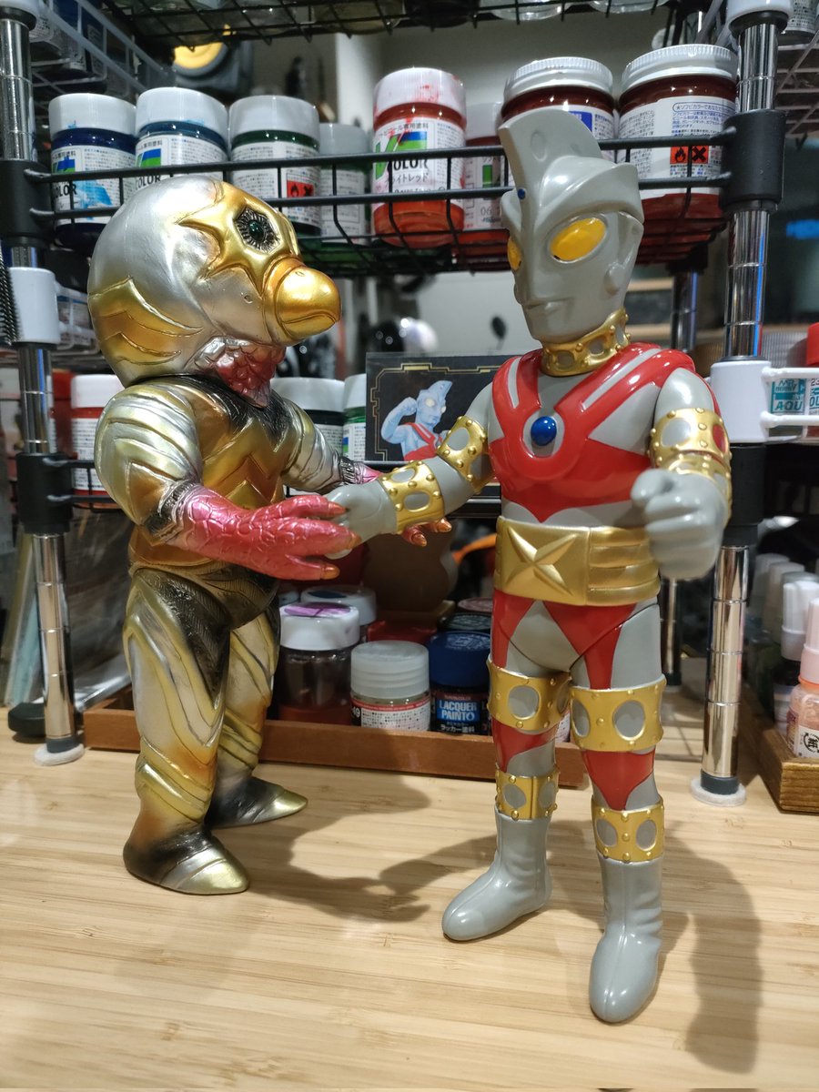 NaotoO90448's tweet photo. さくらトイズさんからエースロボット届きました☆
この塗装、赤が成型色で灰色が塗装って言うのが凄いな。
たまたま作業場で塗り上がってたガッツ星人と握手してみたりw
素敵なソフビをありがとうございました！

 #さくらトイズ
 #ymsf
 #akillertoy
 #ソフビ
 #ブルマァク
 #マルサン
 #M1号 https://t.co/f41vg7PuXq