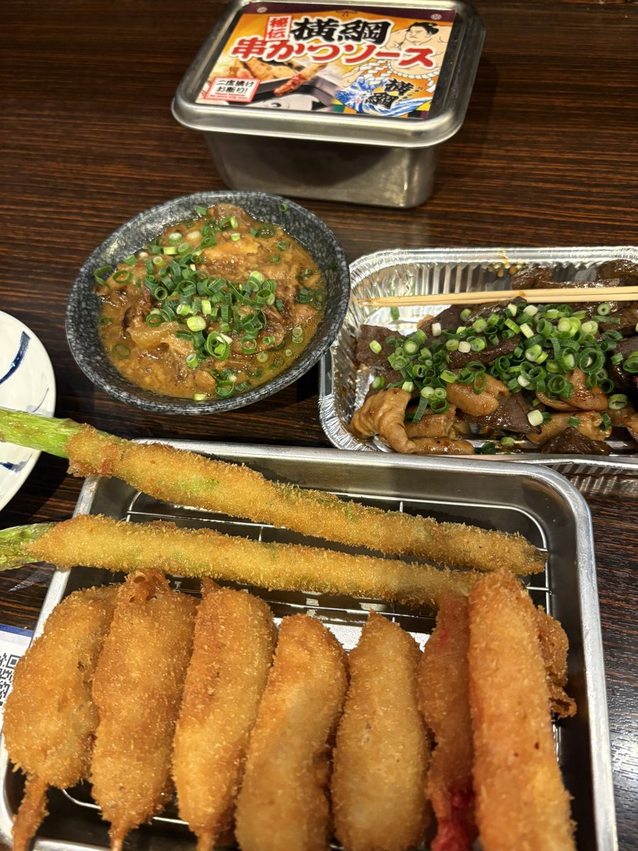 maamiomao's tweet photo. この間、9年ぶりぐらい？に、クロ美さんと会えた！！新世界に行って、たこ焼き柄のヘルメットかぶって通天閣のスライダー滑って、特別展望台上がってセリ出しのガラス床にちょっとビビって、串カツやらの大阪コテコテ飯たべた！！
久しぶりなのに、ずっと会ってたみたいな感覚なの，不思議だったー！ https://t.co/dRwAA4AXbQ