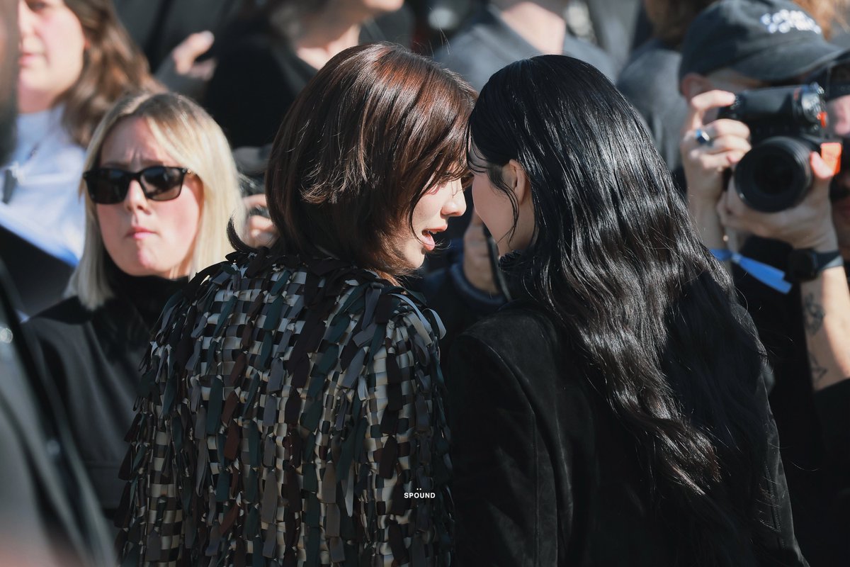 _sPoundK_'s tweet photo. Lingling Kwong and Orm Kornnaphat bring modern rhythm to Dior style. 

LINGORM BA DIOR AT PFW26 #LingOrmDiorAW26
#LinglingKwong #OrmKornnaphat  #LingOrm #Dior #DiorAW26 #PFW  @Dior @linglingsirilak @ormmormm https://t.co/2vFmH1AEdL