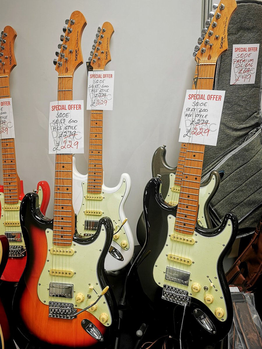 BluesmanMikeF's tweet photo. @edwinofficially @Fender @HenshallAlfie @TonyRyanJnr @guitarguitaruk @guitar Somewhere I've an original.. Also what was scary on Sunday at Birmingham #GuitarShow was how good low cost beginners guitars have got now. 

My friend who runs @fairdealmusic brings these into stock. Will be great to nurture more Fender fans of the future! 
#Play2All #KeepinIt12 https://t.co/1E5kMjmCua