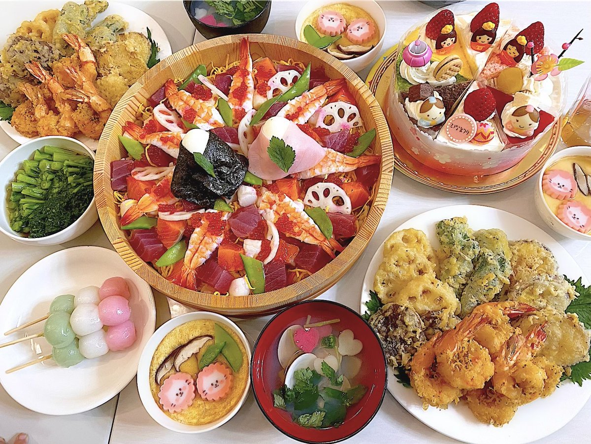 ひなまつりごはんでーす🎎
和食の料理は苦手分野、、、
作り慣れてなくてむずかしい😂
シャトレーゼのケーキは安定のかわいさ💕

 #おうちごはん  #ひな祭りの日