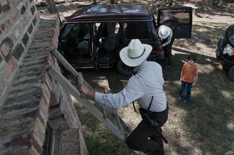 PasdeGavilanes's tweet photo. #PasiónDeGavilanes2 #PDG48 La policía registra la casa de Romina. https://t.co/7ZGZwzE9CA