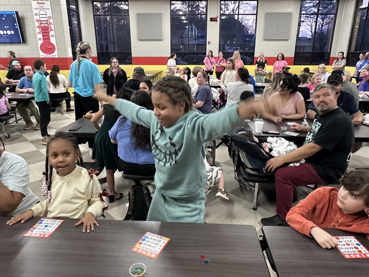 WestEndWolves's tweet photo. Our Bingo for Books Literacy night was a big success as we gave away hundreds of books to our students! Thank you for joining us for this fun event! #GrowingReadersOutWest https://t.co/jT9smxn16M