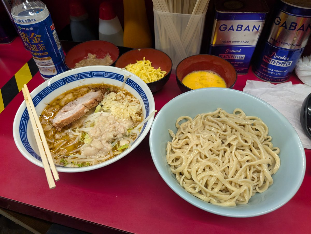 Sasayosh's tweet photo. ラーメン二郎中山駅前店 小つけ麺大蒜マシマシ脂甘い脂生卵マヨたく

実は初めて？のつけ麺
ごま油のいい香りにほんのり酸味の効いたつけ汁！
あまりの美味さに無心で啜りすぎて、気がついたら麺がない！余るトッピング…念願のマヨタクを単体で食べる失態
次は平常心でペース配分を考えられるといいな https://t.co/awgDdyNNy7