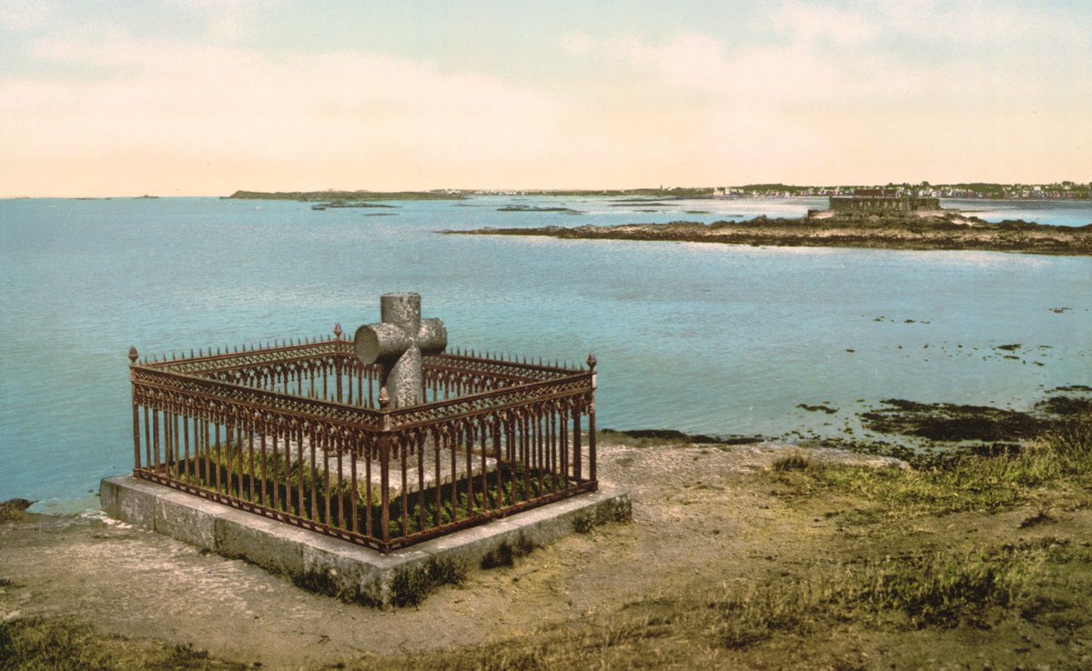 19thCenturyPh's tweet photo. Chateaubriand's tomb in St. Malo, France (c. 1895) 🇫🇷 

"Les forêts précèdent les peuples, les déserts les suivent." https://t.co/JndyjcNbsm