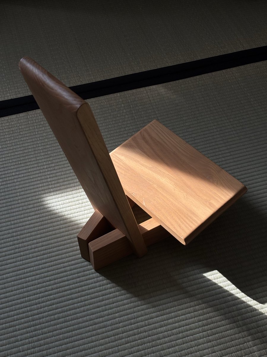 marizajoana_'s tweet photo. I thrifted this meditation chair and whoever designed it is a genius https://t.co/0UUTHGp7wv
