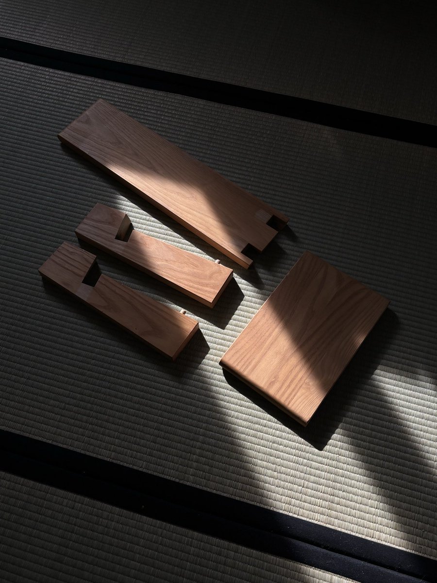 marizajoana_'s tweet photo. I thrifted this meditation chair and whoever designed it is a genius https://t.co/0UUTHGp7wv