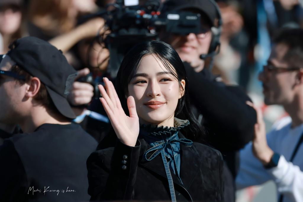 ssl_bzd's tweet photo. @Dior @LilyRose_38 @linglingsirilak @ormmormm Savoring every moment in Dior with Lingling Kwong.
@Dior
@linglingsirilak
#DiorAW25 #Dior
#linglingkwong #หลิงหลิงคอง https://t.co/BILUTw0Igq