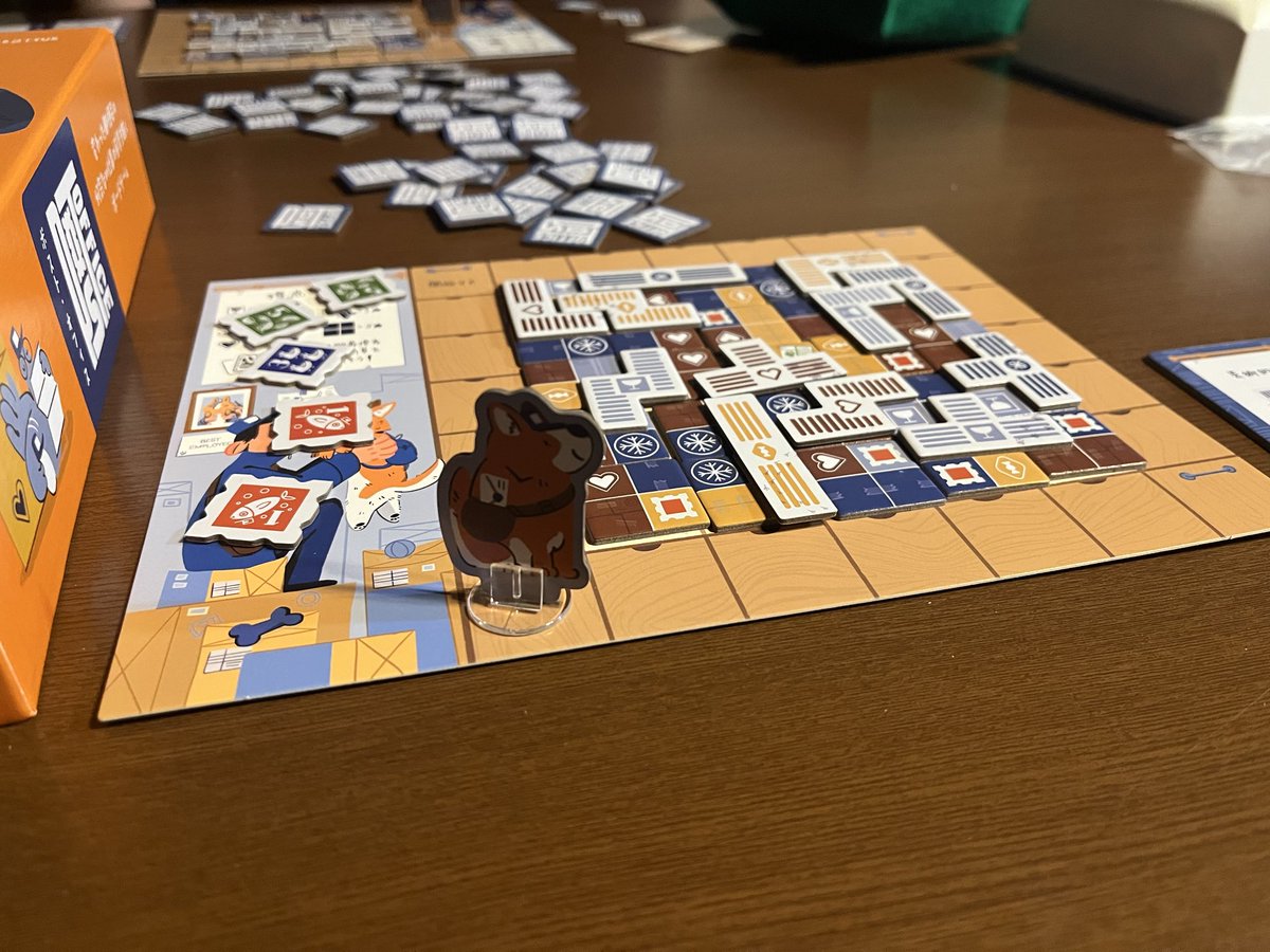 ポストオフィスを遊びました。

スタンダードなタイル配置ゲーム。

タイルを2枚配られて、1枚選んで、1枚は左の人に。助手駒の制限に従ってタイル配置、条件達成でテープ結束。

ゲーム時間は短いのに、最終点数計算も掛け算で点数がジャブジャブ入るのが良いですね👏👏