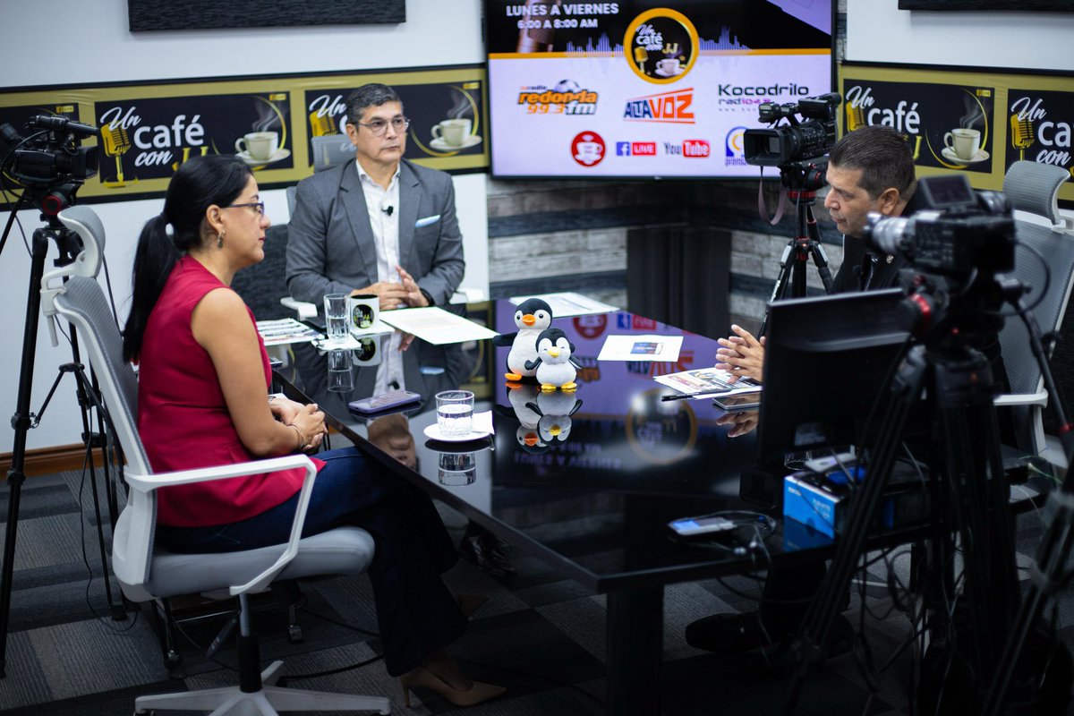 Educacion_Ec's tweet photo. 🎙️ En entrevista radial en @UnCafeConJJ, la ministra @GildaAlcivarOk destacó el lanzamiento del vacacional “Disfruta, Juega y Aprende”.
✅ +22,000 beneficiarios en Zona 8.
✅ 598 docentes activos.
✅ Disciplinas deportivas, artísticas e inclusivas en espacios seguros.

Tras el cierre del año lectivo 2025-2026, el MINEDEC reafirma su compromiso con el bienestar integral de nuestros estudiantes. 🇪🇨
#ElNuevoEcuador