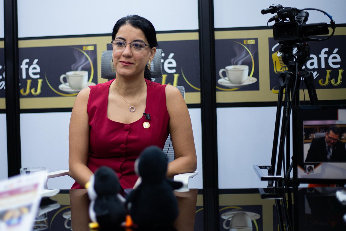 Educacion_Ec's tweet photo. 🎙️ En entrevista radial en @UnCafeConJJ, la ministra @GildaAlcivarOk destacó el lanzamiento del vacacional “Disfruta, Juega y Aprende”.
✅ +22,000 beneficiarios en Zona 8.
✅ 598 docentes activos.
✅ Disciplinas deportivas, artísticas e inclusivas en espacios seguros.

Tras el cierre del año lectivo 2025-2026, el MINEDEC reafirma su compromiso con el bienestar integral de nuestros estudiantes. 🇪🇨
#ElNuevoEcuador