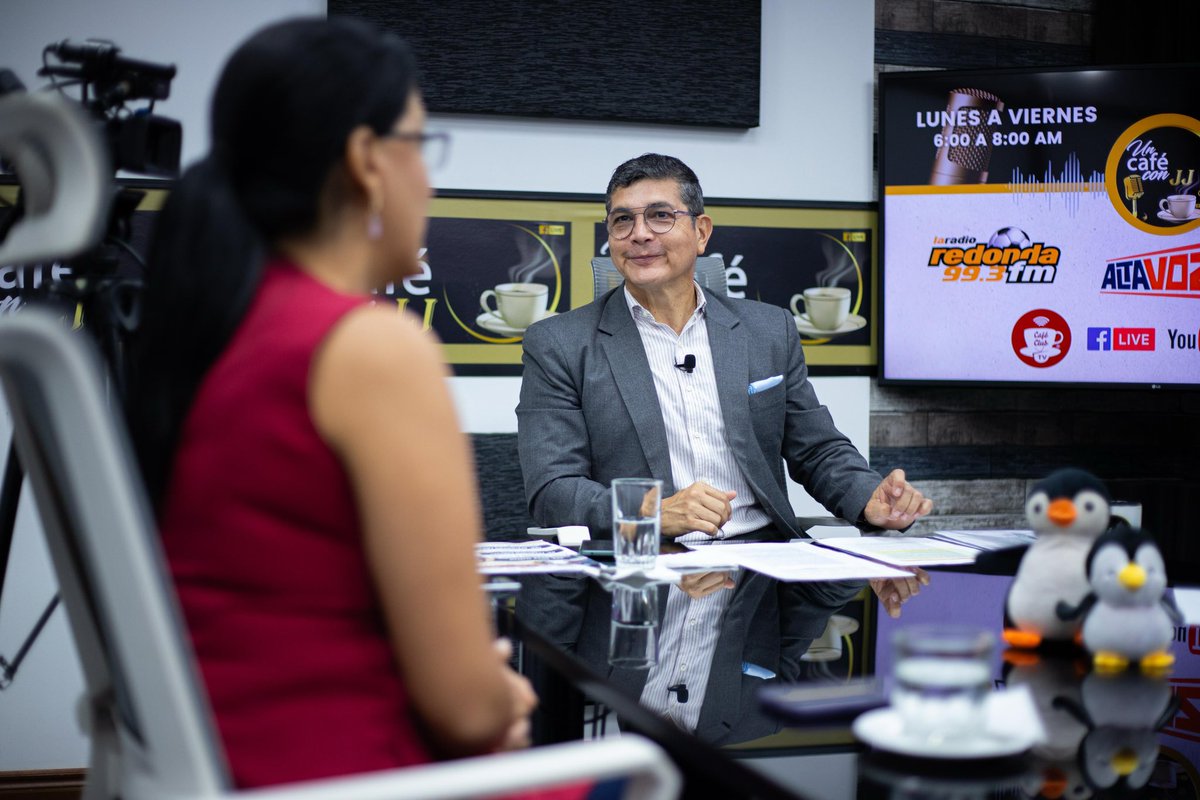 Educacion_Ec's tweet photo. 🎙️ En entrevista radial en @UnCafeConJJ, la ministra @GildaAlcivarOk destacó el lanzamiento del vacacional “Disfruta, Juega y Aprende”.
✅ +22,000 beneficiarios en Zona 8.
✅ 598 docentes activos.
✅ Disciplinas deportivas, artísticas e inclusivas en espacios seguros.

Tras el cierre del año lectivo 2025-2026, el MINEDEC reafirma su compromiso con el bienestar integral de nuestros estudiantes. 🇪🇨
#ElNuevoEcuador