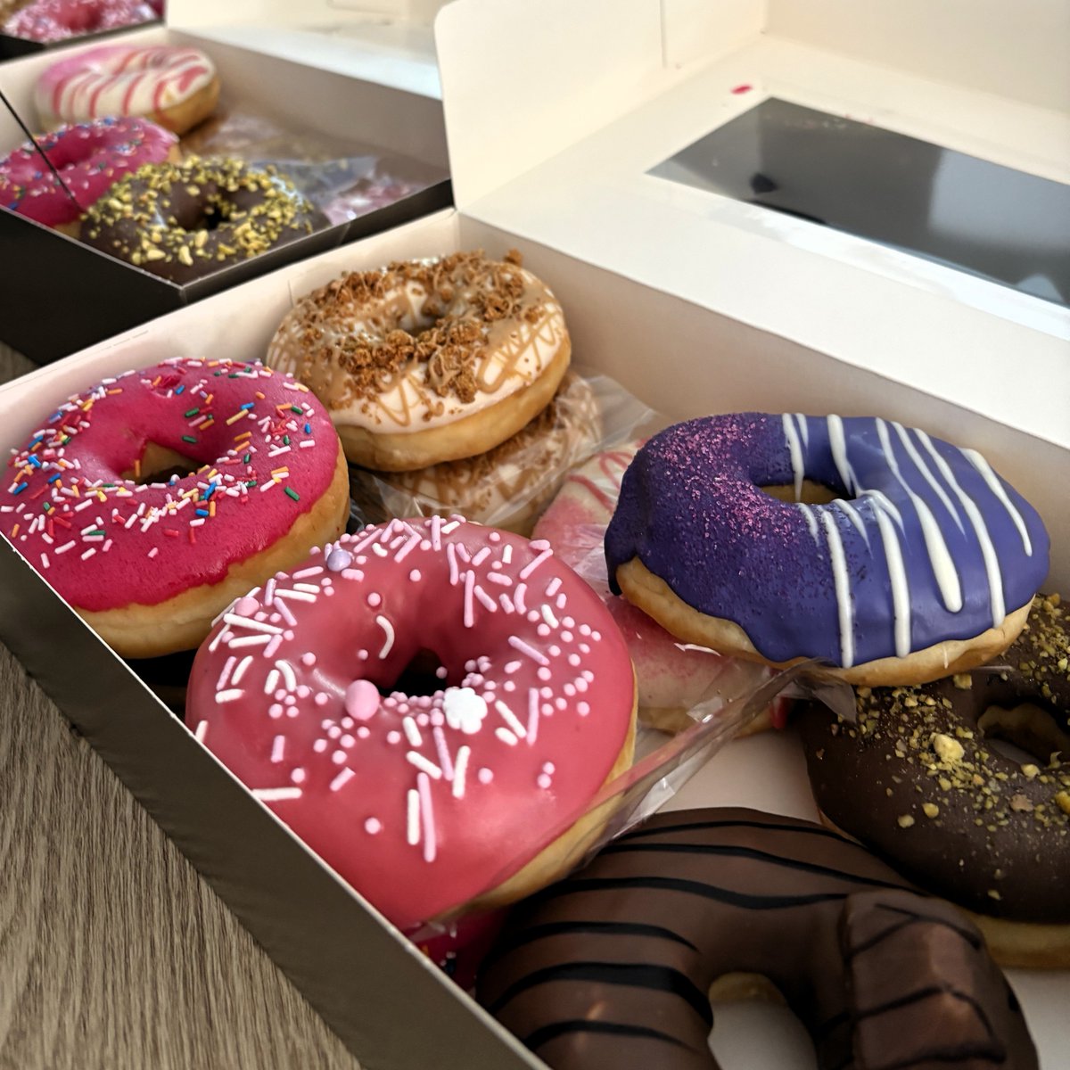 OCLC_DE's tweet photo. Wir danken den #OCLCempoyees mit Donuts! 💙💚🧡 Unser Erfolg basiert auf dem Engagement & Teamgeist unserer Kolleg*innen. Deshalb haben wir im Sinne des #newwayofwork bereits heute den #EmployeeAppreciationDay gefeiert. Werde Teil des Teams: https://t.co/hdIKYH34nB
#LifeAtOCLC https://t.co/c1KvRDExu7