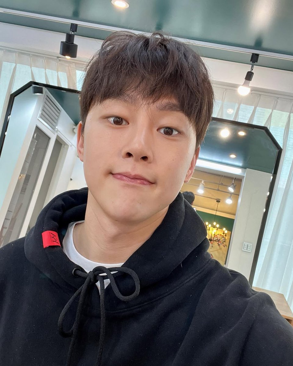 UpdateKBoys's tweet photo. Feliz aniversário para o VIINI (JBJ), que hoje completa 29 anos! 🎉
#FELIZVIINIDAY
#VIINI #비니 https://t.co/OGUQJfFEoz
