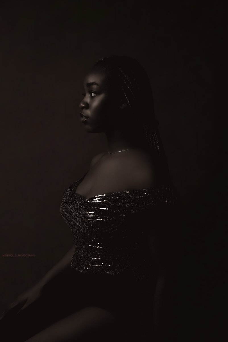 Mideworld11's tweet photo. Not every light needs to be bright to shine. Sometimes the softest glow carries the deepest story.

#PortraitMood #MoodyPortrait #LowLightPhotography #DarkAesthetic #MelaninMagic #BlackBeauty #NaturalBeauty #CreativePortrait #PhotographyLovers #MoodShot #Timeless #Elegance https://t.co/oCEP4EOJh1