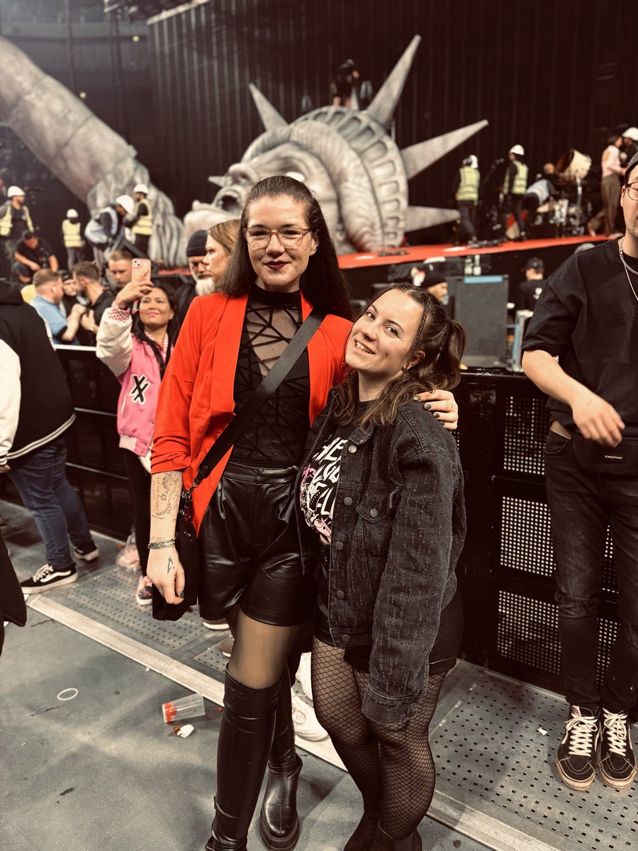 lilly_fxt's tweet photo. It was totally worth driving six hundred kilometers to Cologne again! I really haven't felt this good at a concert in a long time! Thanks!!!🥹🤘🏻❤️‍🩹❤️‍🩹 https://t.co/49BxJU1jrc