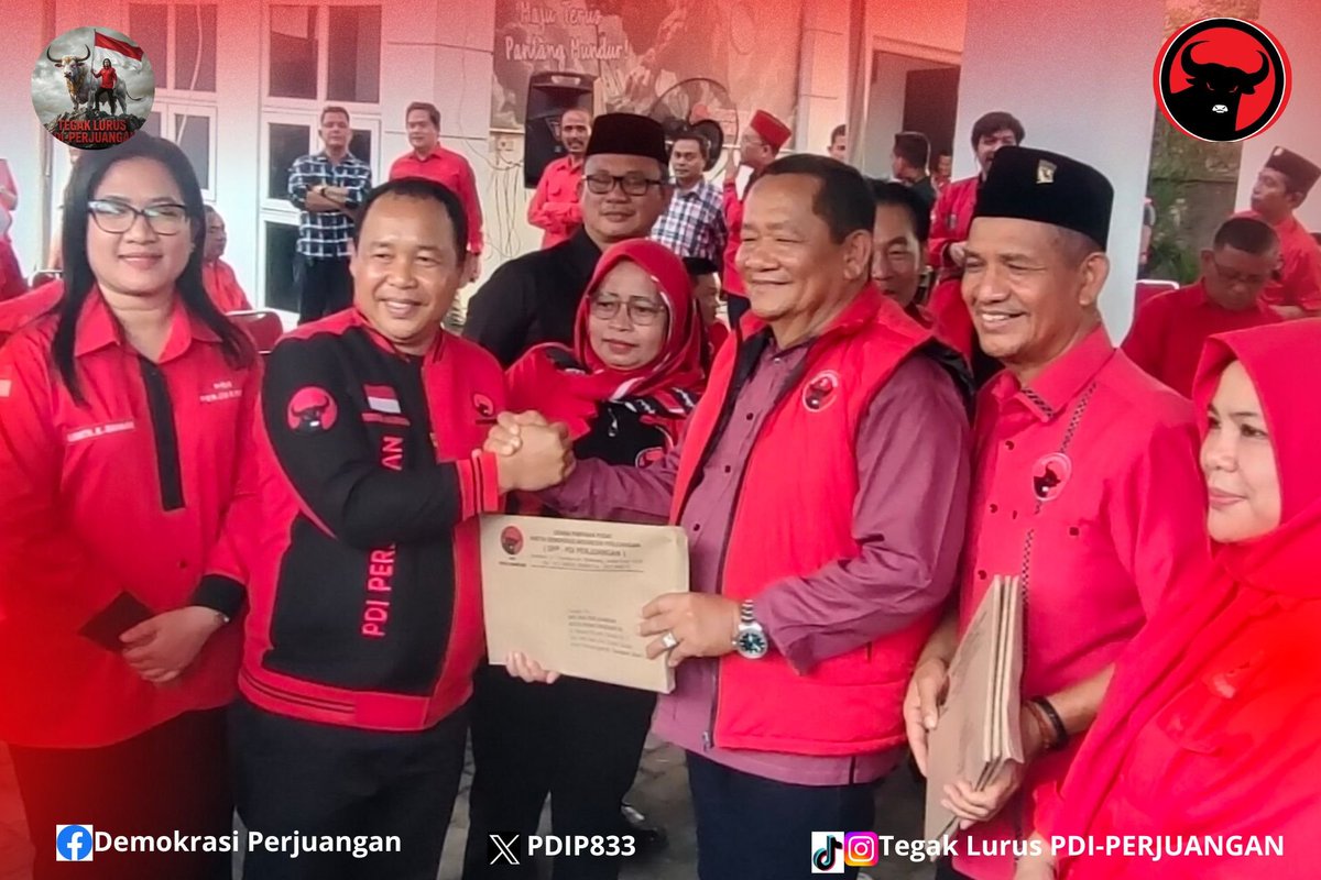 PDIP833's tweet photo. Drs. Rapidin Simbolon, M.M. Ketua DPD PDI Perjuangan Sumatera Utara Menyerahkan SK 30 Pengurus PDI-Perjuangan Dewan Pimpinan Cabang (DPC) di Sumatera Utara.
#PDIPerjuangan
#SatyamEvaJayate
#dpdpdipsumut
#MenangkanRakyat
#solidberderap https://t.co/YMRxUtjv4x