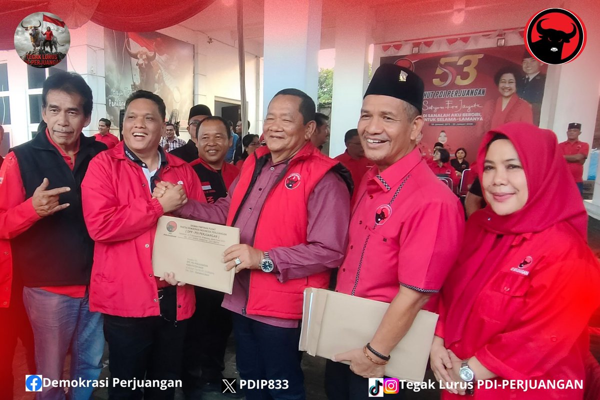 PDIP833's tweet photo. Drs. Rapidin Simbolon, M.M. Ketua DPD PDI Perjuangan Sumatera Utara Menyerahkan SK 30 Pengurus PDI-Perjuangan Dewan Pimpinan Cabang (DPC) di Sumatera Utara.
#PDIPerjuangan
#SatyamEvaJayate
#dpdpdipsumut
#MenangkanRakyat
#solidberderap https://t.co/YMRxUtjv4x