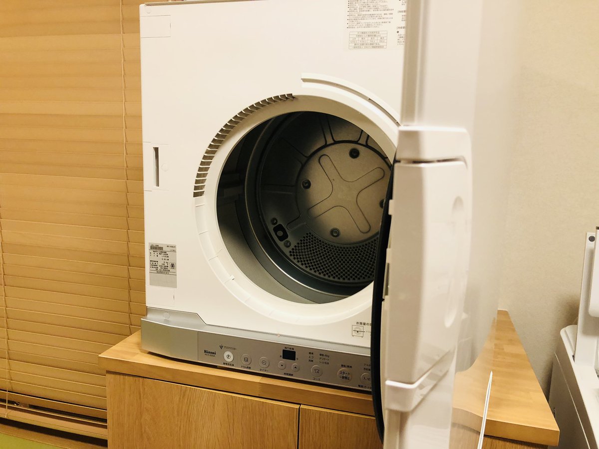 voxy741101's tweet photo. RPGのノリで言います

 #ガス乾燥機 #乾太くん は、6kgの洗濯物🧺を1時間弱で乾燥！💪

電気ヒートポンプ式の1/3
電気ヒーター式の1/5の時間で乾く上、ふっくらとした仕上がり！💪

雪の季節、花粉の季節、梅雨の季節、台風の季節でも、屋内で短時間でふっくら乾燥！💪

満足度は99%💪

「最強装備のラストアイテムは乾太くんだった！これで、生活ムダ王のラスボスを倒せるぞ‼️」笑