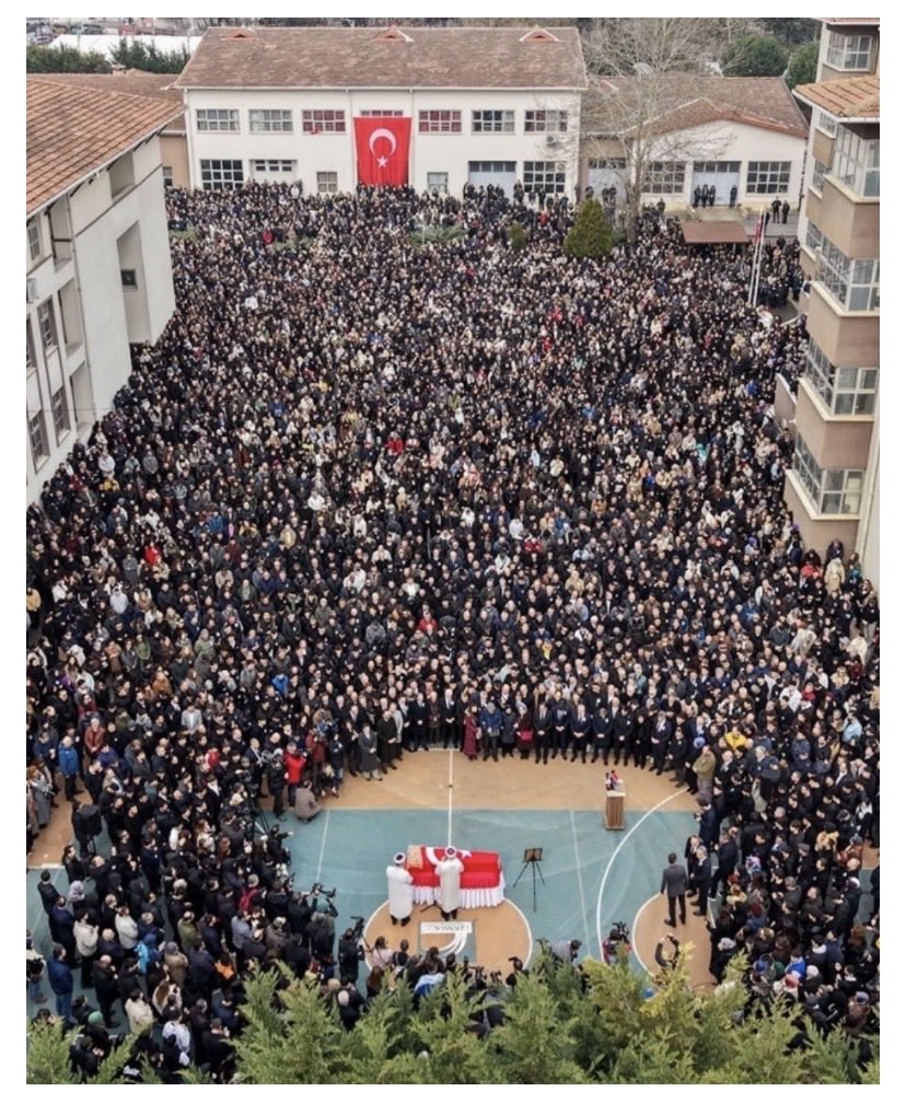 glckty's tweet photo. Sağlıkta şiddet olduğunda tepki gösterilirken en ön saflarda hep öğretmenlerimizi gördük ve görüyoruz. İşte bugün de bir hekim olarak tepki gösterenlerde en ön safta olmam gerekiyor. Çok üzüldüm. Ailesine, öğrencilerine ve tabi ki yitip giden hayatına, yapacağı güzel şeylerin yarım kalmasına çok üzüldüm.😞

Mekanın cennet olsun kıymetli hocam.🤲