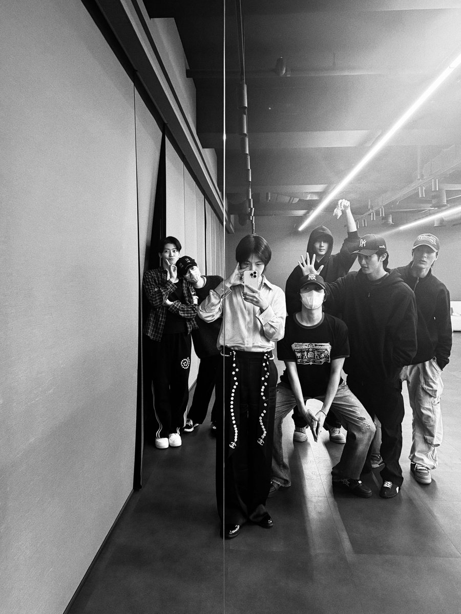 THEY’RE DOING EACH OTHER POSE😭😭😭 MARKF POSE😭 SFS POSE😭