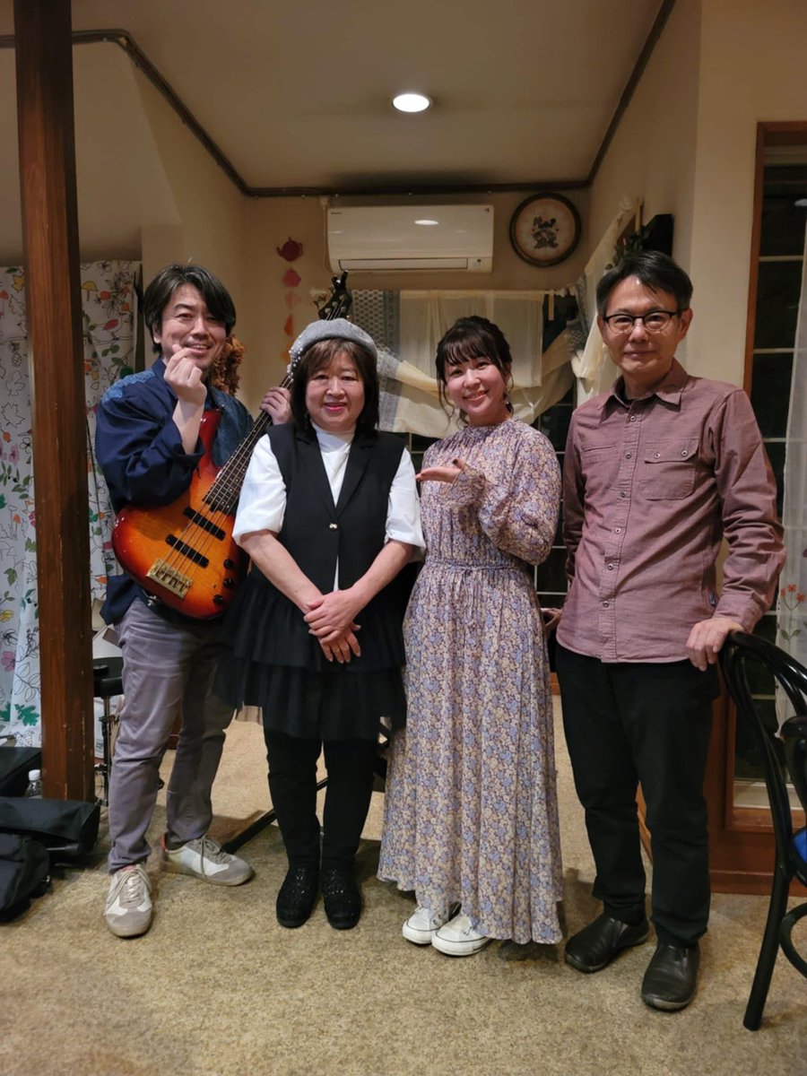uw_mgfl's tweet photo. Comodeライブパーティー🥳
@ 東松山プランタン
終演しました！
お客様と手が届く距離での演奏で、一体感もあり楽しかった〜😽
プランタンママ・千春さんの弾き歌いも素敵でした✨

ダイジェスト動画でぜひお聴きください♩
https://t.co/jb4ORmUfMg https://t.co/Xk9VbS6etv