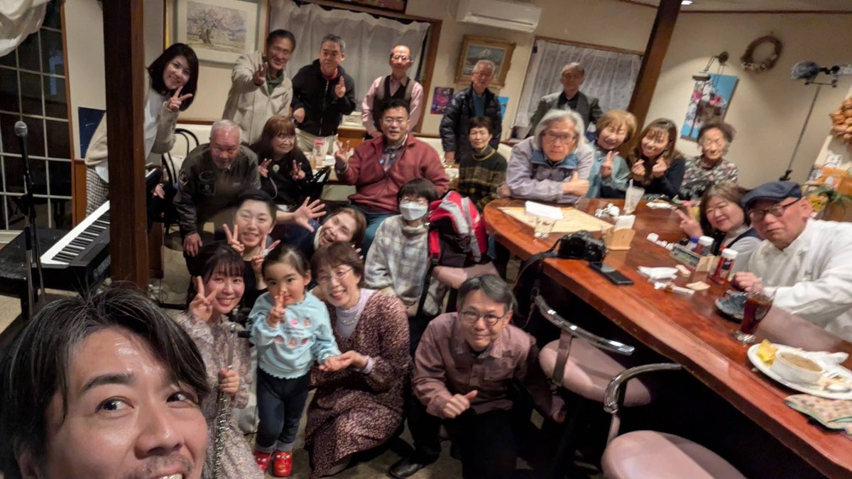 uw_mgfl's tweet photo. Comodeライブパーティー🥳
@ 東松山プランタン
終演しました！
お客様と手が届く距離での演奏で、一体感もあり楽しかった〜😽
プランタンママ・千春さんの弾き歌いも素敵でした✨

ダイジェスト動画でぜひお聴きください♩
https://t.co/jb4ORmUfMg https://t.co/Xk9VbS6etv