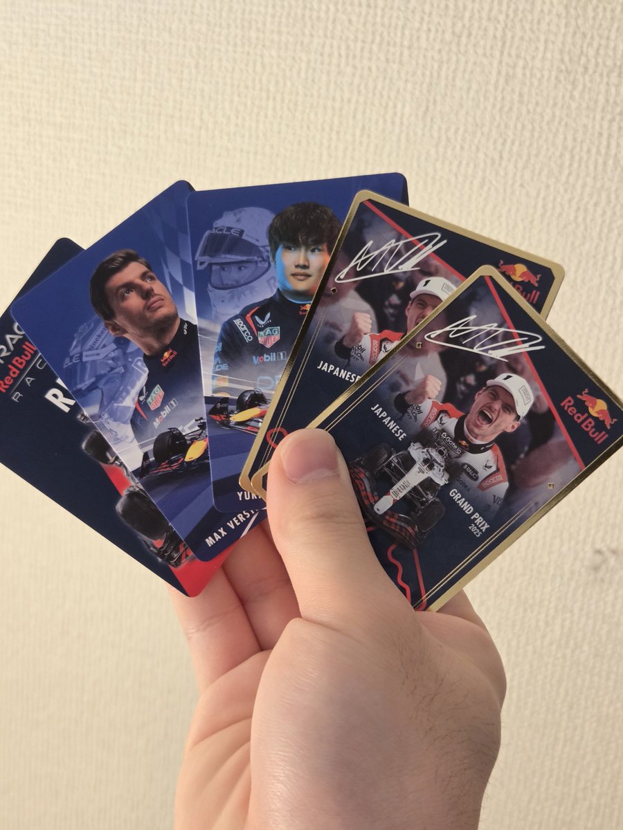 レッドブル10本ガチャでマックスのサイン入りカード2枚 角田のサイン