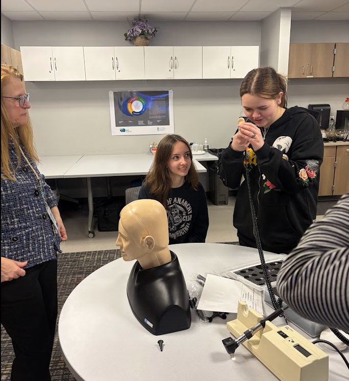 MrRininger's tweet photo. Step inside the lab! 🧪 Mrs. Bey's class took their learning on the road today for an incredible visit to the Wasson Center at @NEOMEDedu. Our students are gaining invaluable real-world experience in a professional medical setting! 🩺✨ #ourbmsa #STEM #FutureMed #HandsOnLearning https://t.co/Ue0F6kmzne