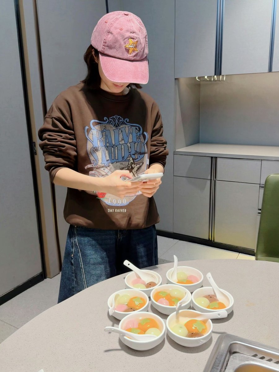 2026.03.03
zjm studio | Weibo

Today’s “self-serve” tangyuan-making process featured Mai Mai!

As spring returns to the world, may you be safe and well tonight.

Wishing everyone a Happy Lantern Festival!

#ZhaoJinmai 🌾 #赵今麦