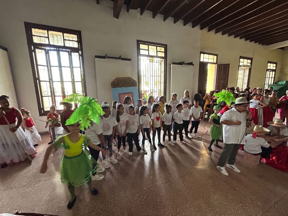 bjm_arte's tweet photo. El municipio Holguín realiza su #ConcursoEscaramujo2026 en los Consejos Populares. El talento aficionado inunda por estos días cada escenario. @AbelPrieto11 @AlpidioAlonsoG @naimatrujillob @MeyvisEstevezE https://t.co/Q4xIu0BimR