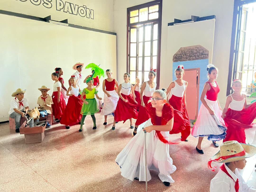 bjm_arte's tweet photo. El municipio Holguín realiza su #ConcursoEscaramujo2026 en los Consejos Populares. El talento aficionado inunda por estos días cada escenario. @AbelPrieto11 @AlpidioAlonsoG @naimatrujillob @MeyvisEstevezE https://t.co/Q4xIu0BimR