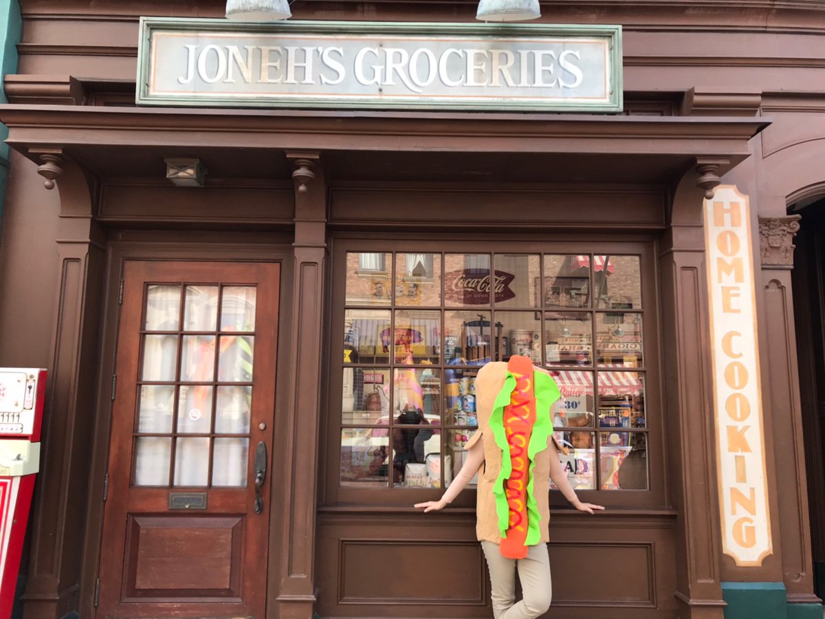 この度、まさかのホットドッグのアクリルキーホルダーができました