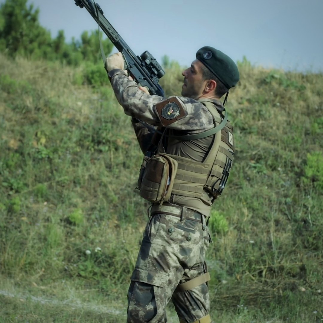 Börü izlemeyenler bu iki fotoğraf arasındaki ilişkiyi asla anlamayacak