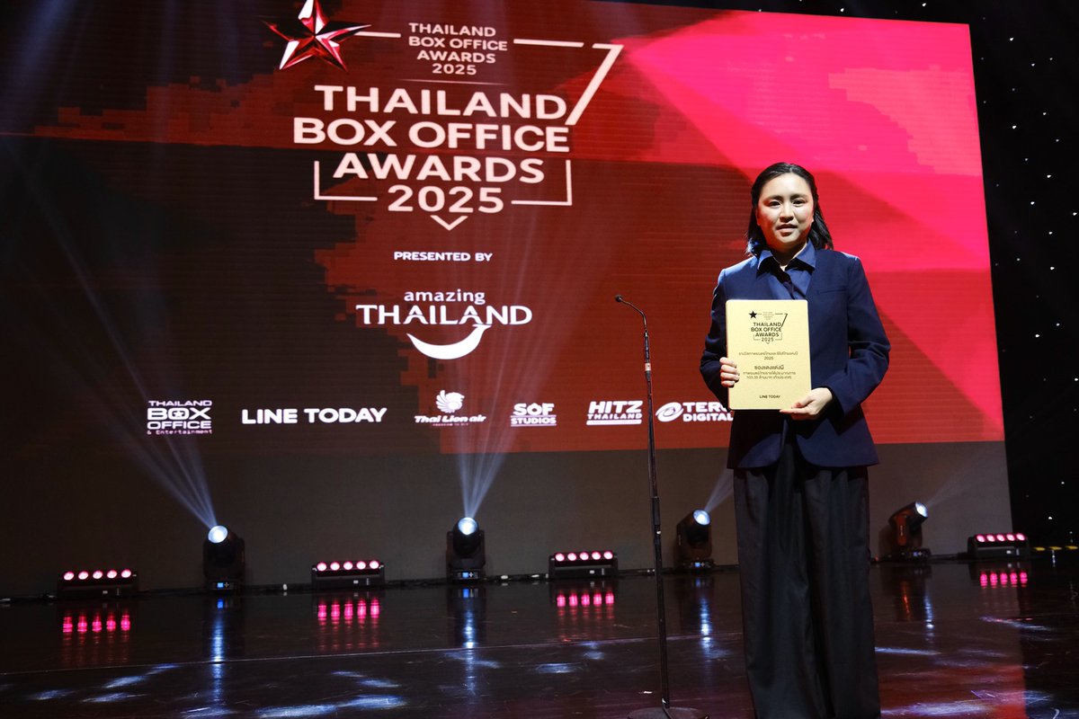 gdh559's tweet photo. ตอกย้ำความสำเร็จ “ซองแดงแต่งผี” กวาด 5 รางวัล
ในงาน “Thailand Box Office Awards 2025”

นับเป็นความสำเร็จของภาพยนตร์เรื่อง “ซองแดงแต่งผี” จาก GDH ร่วมกับ Billkin Entertainment และ PP Krit Entertainment ผลิตผลงานยอดเยี่ยมจนสามารถคว้าถึง 5 รางวัล ในงาน “Thailand Box Office Awards 2025” เวทีประกาศรางวัลภาพยนตร์ไทยและซีรีส์ไทยแห่งปี โดยภายในงานมีคุณปรียาวรรณ ภูวกุล รองประธานเจ้าหน้าที่บริหาร บริษัท จีดีเอช ห้าห้าเก้า จำกัด เป็นตัวแทนขึ้นรับรางวัลบนเวที เริ่มต้นด้วยรางวัลภาพยนตร์ทำรายได้ประมาณการ 103.35 ล้านบาท (ทั่วประเทศ) ต่อด้วยคุณชยนพ บุญประกอบ ที่คว้ารางวัลผู้กำกับภาพยนตร์แห่งปี             มาครองได้สำเร็จ ซึ่งเป็นรางวัลที่มาจากผลการคัดเลือกตรงตามเกณฑ์การตัดสินของคณะกรรมการ จากนั้นเป็นรางวัลที่มาจากผลคะแนนโหวต ได้แก่ รางวัลภาพยนตร์แห่งปี ส่วนพีพี กฤษฏ์ อำนวยเดชกร ได้รับรางวัลนักแสดงนำชายแห่งปี จากบทบาทของ 'ตี่ตี๋' ตัวละครที่เต็มไปด้วยมิติทางอารมณ์และเสน่ห์เฉพาะตัว และรางวัลเพลงประกอบภาพยนตร์แห่งปี จากเพลง “See You Somewhere” โดย บิวกิ้น พุฒิพงศ์ อัสสรัตนกุล ซึ่งเป็นอีกหนึ่งองค์ประกอบสำคัญที่ช่วยเติมเต็มอารมณ์ของเรื่องราวได้อย่างลึกซึ้ง เรียกว่าผลงานที่ได้รับรางวัลทั้งหมดนี้สร้างความดีใจและถือเป็นกำลังใจสำคัญในการพัฒนาศักยภาพเพื่อสร้างสรรค์ผลงานที่ดีมีคุณภาพและมอบความสุขให้กับผู้ชมต่อไป
