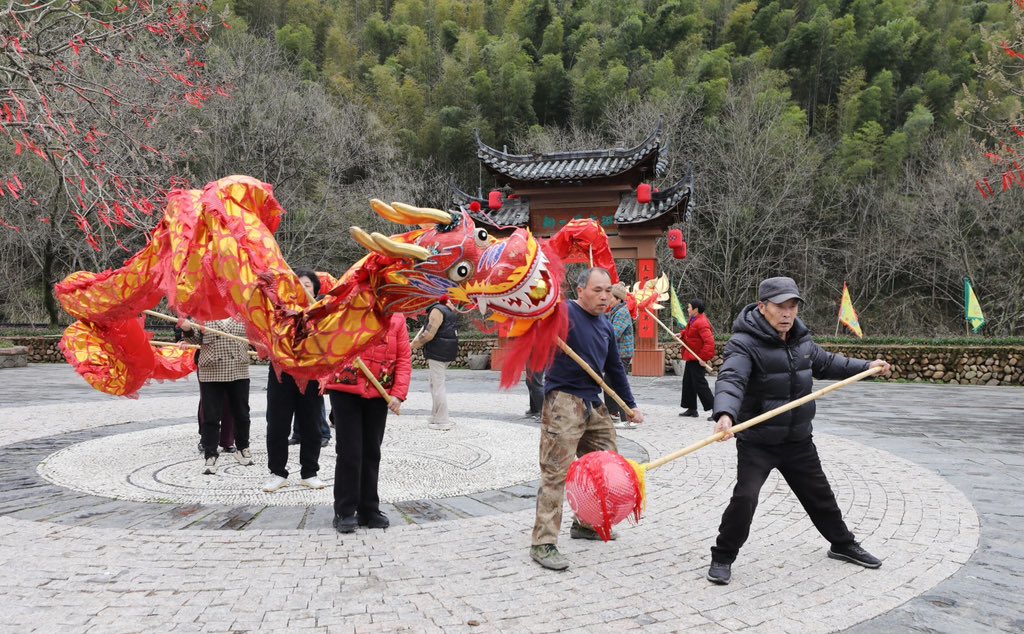 Visit_Kecheng's tweet photo. Jiuhua’s Beginning of Spring Loong team, led mainly by women with an average age of 65, lit up the stage with strength and grace. ✨

After a month of practice, they brought the most authentic New Year spirit to life.

#Jiuhua #LoongDance #BeginningOfSpring #Quzhou https://t.co/tgzwaeW00U